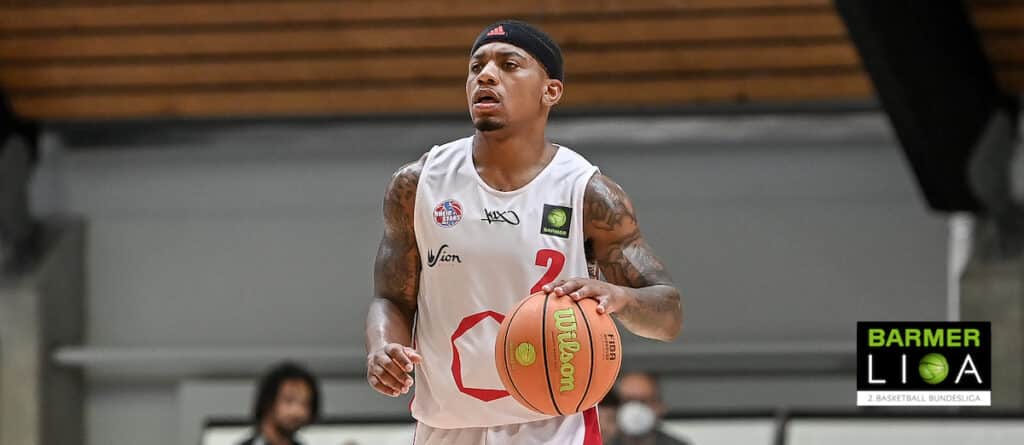 Basketballspieler der RheinStars Köln mit Nummer 2 hält Ball während Spiel.