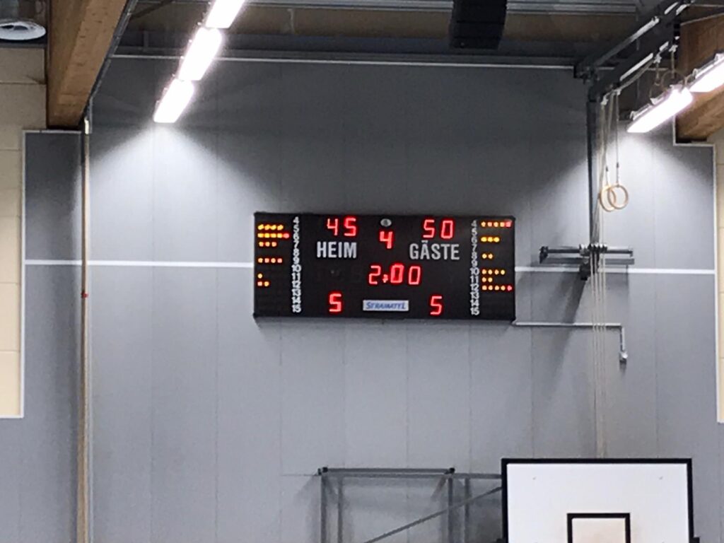 Anzeigetafel in einer Sporthalle der RheinStars Köln zeigt Spielstand 45:50 zwischen Heim und Gäste.