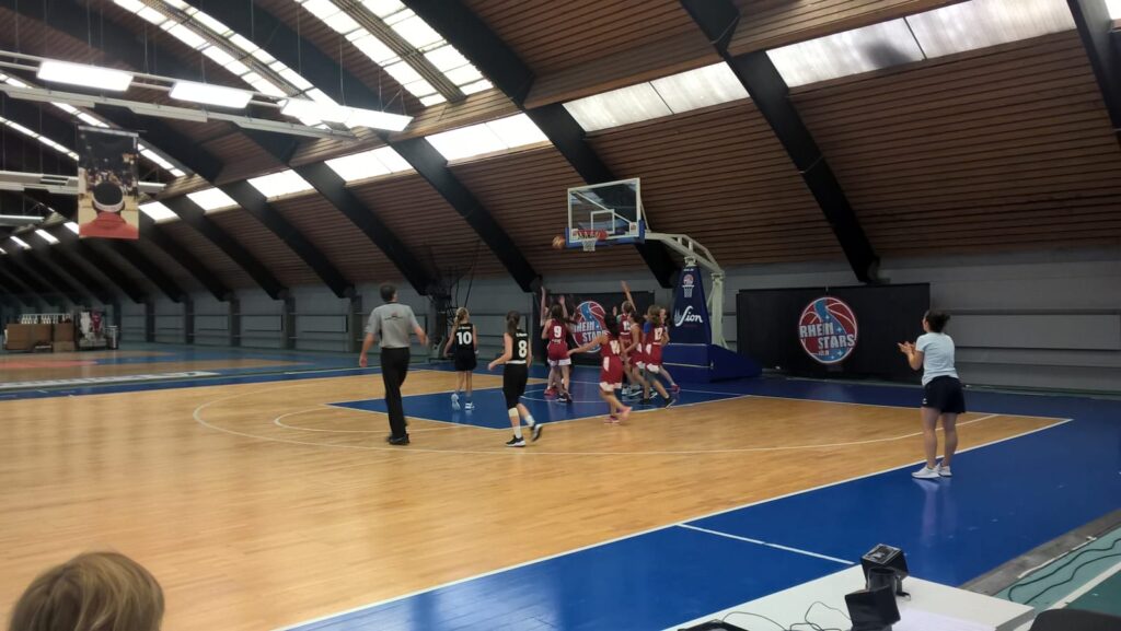 Basketballtraining der RheinStars Köln in moderner Sporthalle mit blauem Spielfeld.