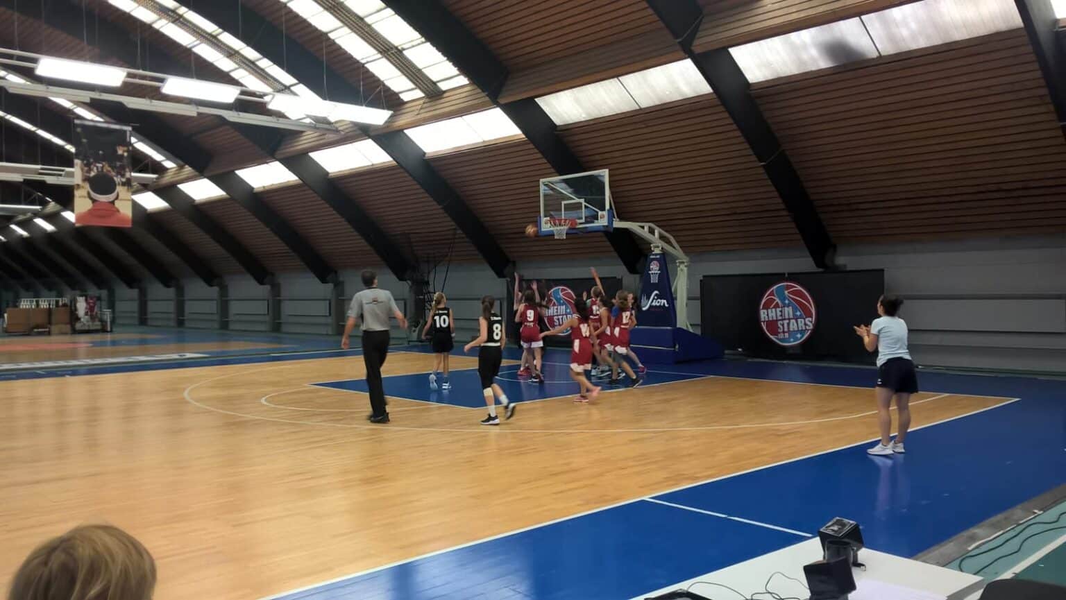 Basketballtraining der RheinStars Köln in moderner Sporthalle mit blauem Spielfeld.