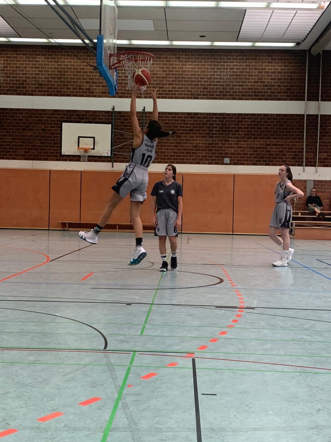 Basketballspielerin der RheinStars Köln beim Sprungwurf in der Sporthalle.