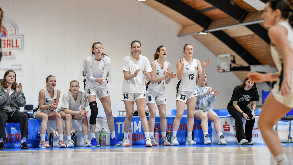 Volleyballteam der RheinStars Köln jubelt auf der Spielfeldbank während eines Matches.