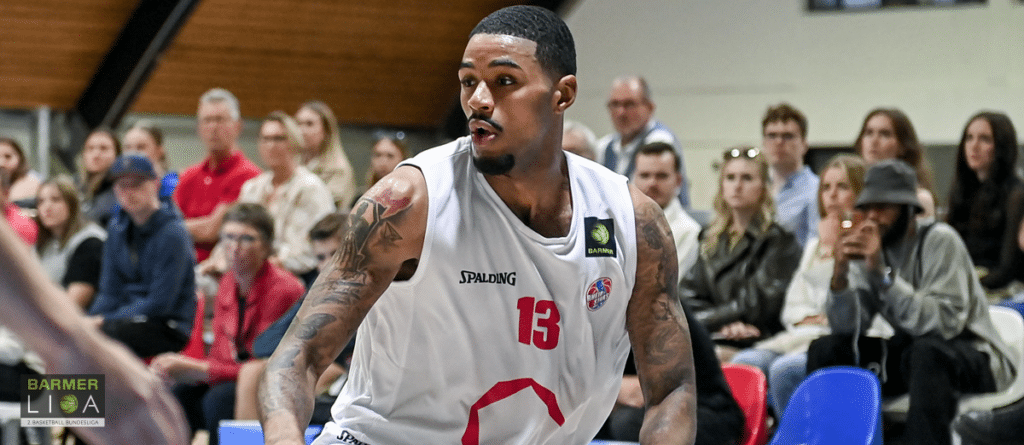 Basketballspieler der RheinStars Köln mit Nummer 13 während eines Spiels vor Zuschauern.