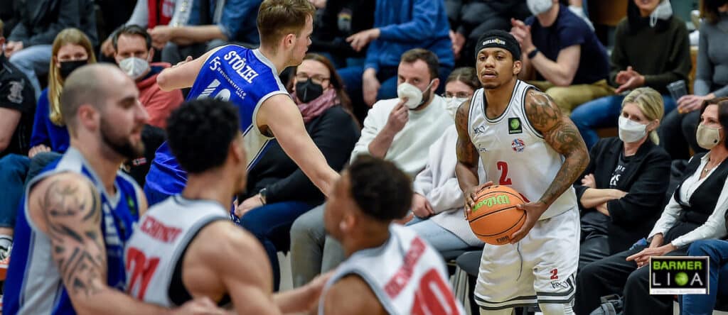 Basketballspieler der RheinStars Köln mit Ball während eines Heimspiels vor Publikum.