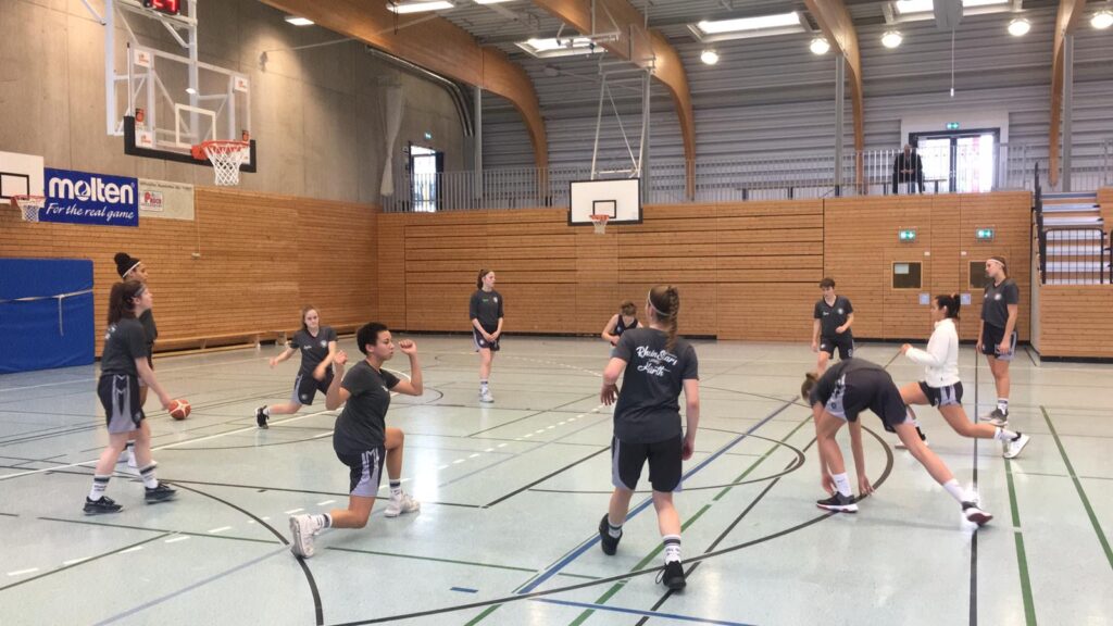 RheinStars Köln Basketballtraining in Sporthalle mit Jugendlichen im Teamtraining.