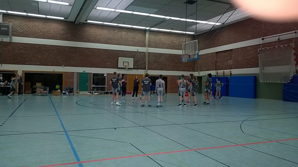 Basketballmannschaft der RheinStars Köln trainiert in einer Sporthalle.