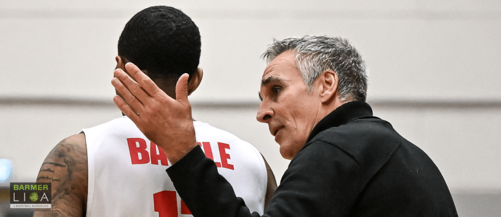 Ein Trainer der RheinStars Köln gibt einem Spieler Anweisungen während eines Basketballspiels.