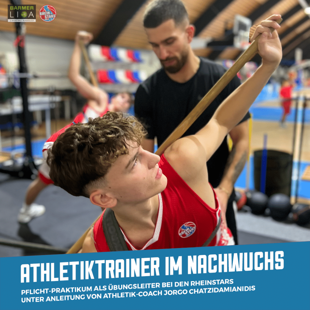 Athletiktrainer unterrichtet junger Athlet der RheinStars Köln im Krafttraining mit Stab.