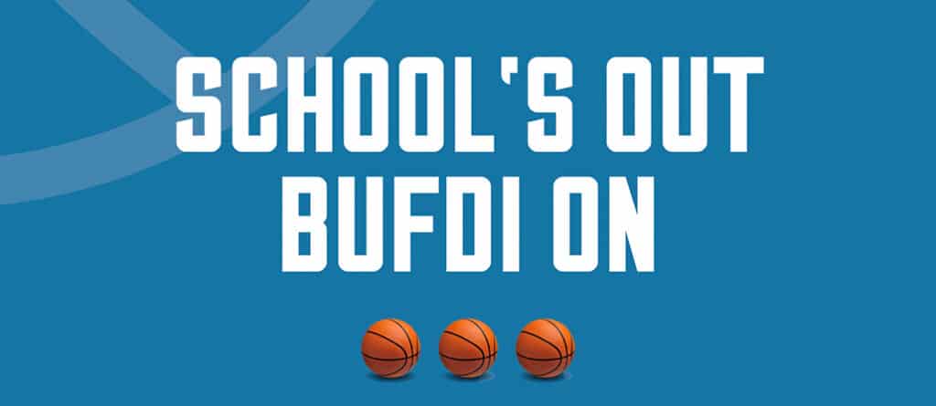 Grafik mit weißer Schrift auf blauem Hintergrund: "SCHOOL'S OUT BUFDI ON" mit drei orangefarbenen Basketbällen.
