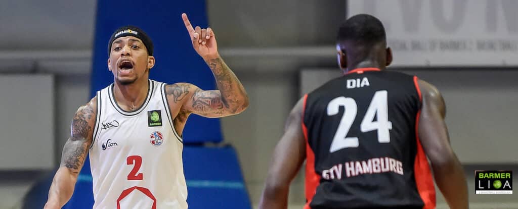 Basketballspieler der RheinStars Köln in weißem Trikot Nummer 2 gestikuliert während eines Spiels gegen SG Hamburg.