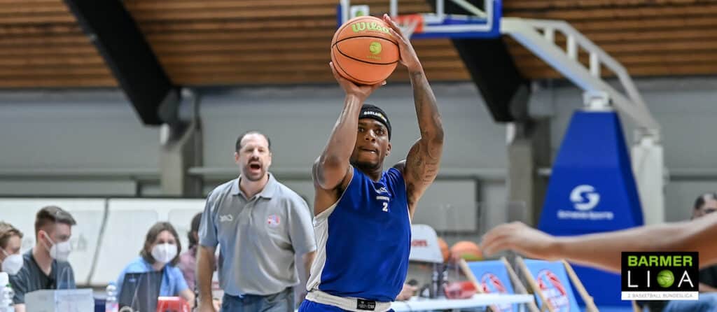 Basketballspieler der RheinStars Köln wirft Ball während Trainingssession in Sporthalle.