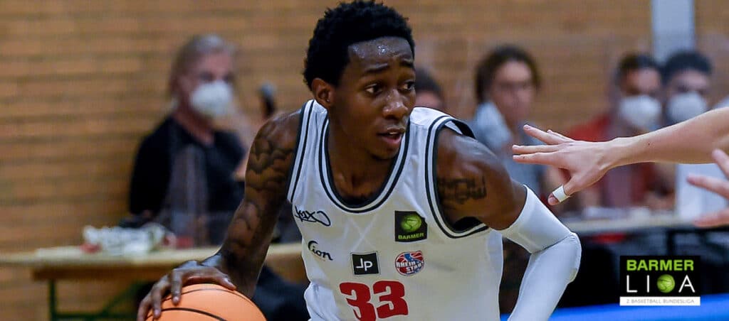 Basketballspieler der RheinStars Köln mit Nummer 33 dribbelt während eines Spiels.
