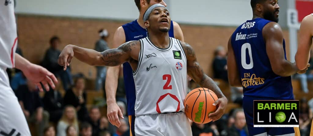 Basketballspieler der RheinStars Köln trägt Nummer 2, hält Ball, trägt Stirnband.
