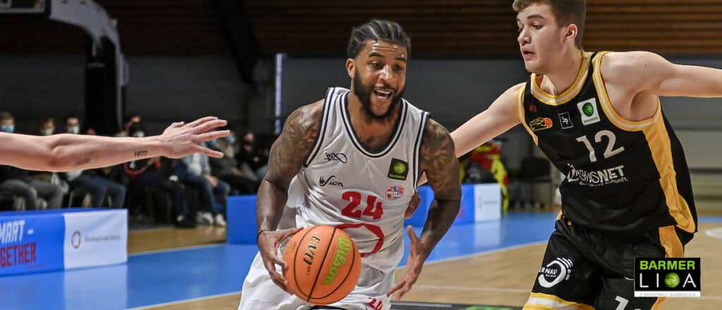 Basketballspieler der RheinStars Köln dribbelt gegen verteidigenden Gegner.