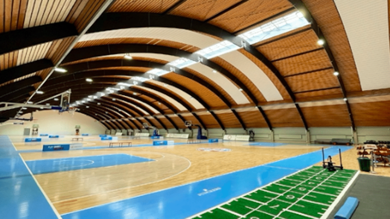 Großsporthalle mit Holzdachkonstruktion, Basketballfeld der RheinStars Köln.