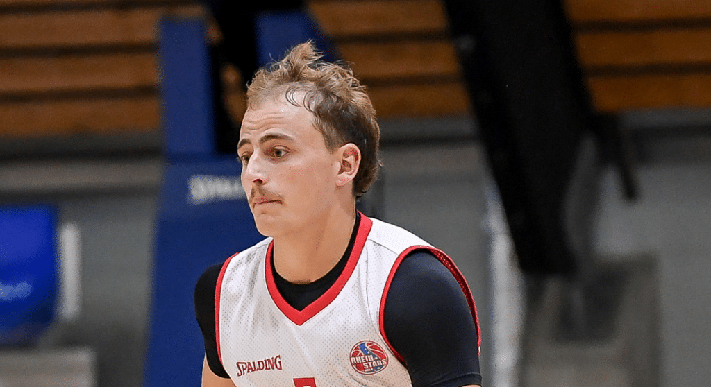 Basketballspieler der RheinStars Köln in Spalding-Trikot während eines Spiels.