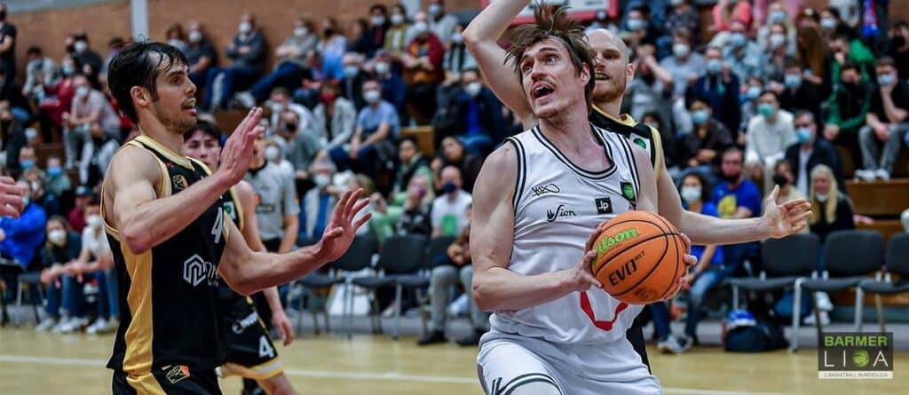 Basketballspieler der RheinStars Köln dribbelt mit Ball während Heimspiel.