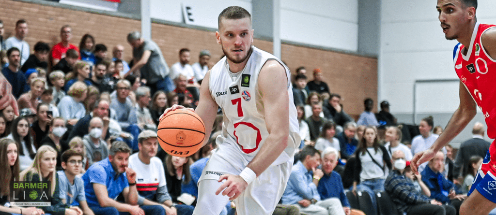 Basketballspieler der RheinStars Köln mit Nummer 7 dribbelt den Ball während eines Heimspiels.