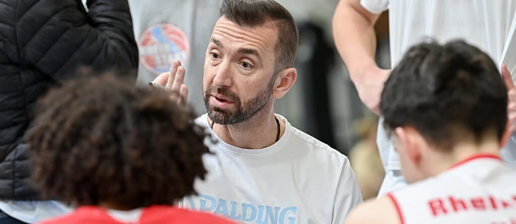Ein Trainer der RheinStars Köln gibt Anweisungen an seine Spieler während einer Trainingseinheit.
