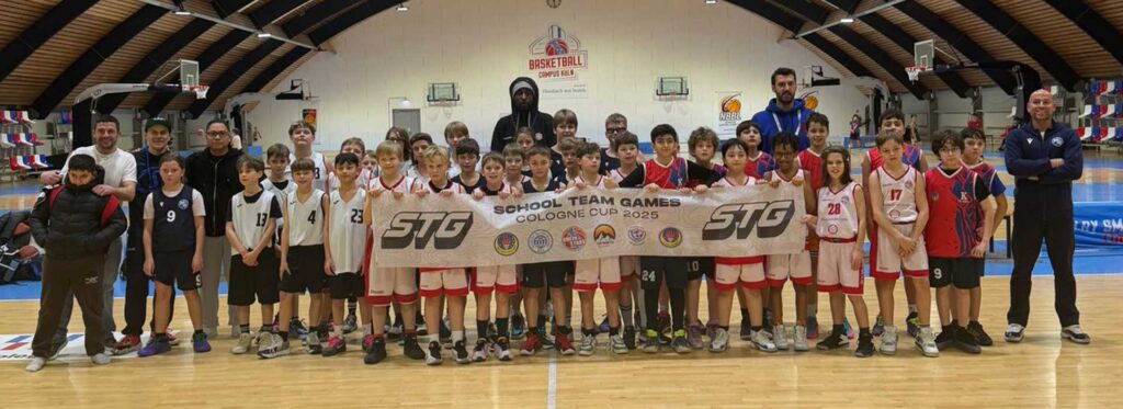 Schulteams halten Banner bei Basketball-Turnier in Sporthalle.
