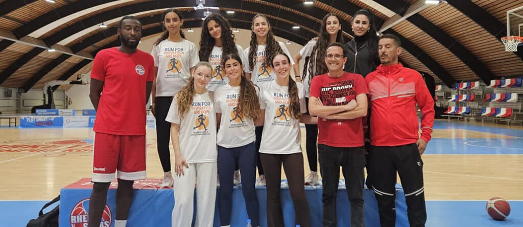 Mannschaftsfoto der RheinStars Köln Basketballmannschaft in einer Sporthalle.
