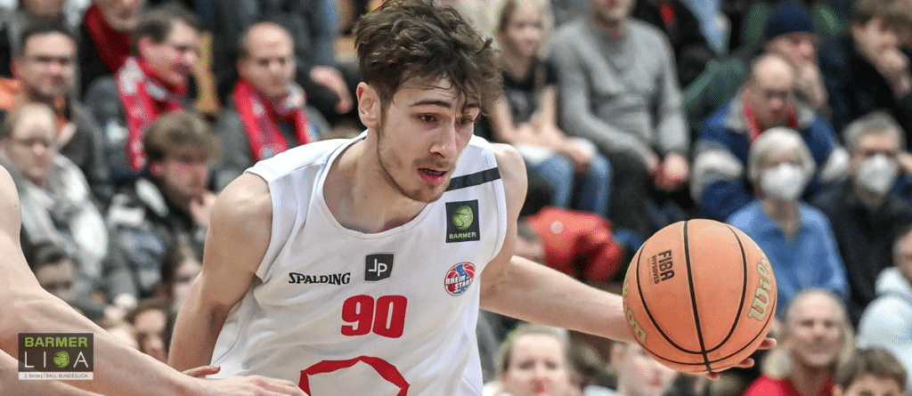 Basketballspieler der RheinStars Köln mit Nummer 90 dribbelt den Ball.