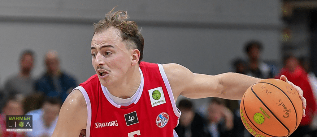 Basketballspieler der RheinStars Köln dribbelt den Ball während eines Spiels.