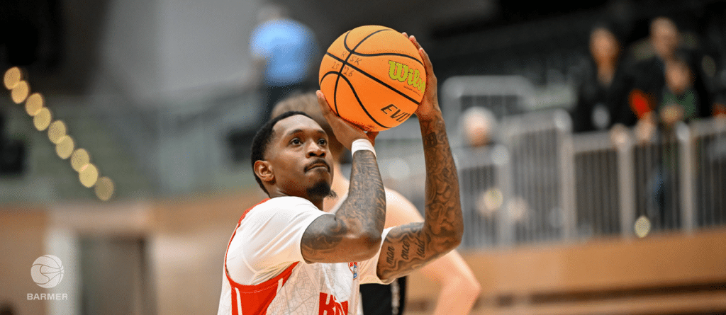Basketballspieler der RheinStars Köln wirft Ball während Heimspiel.