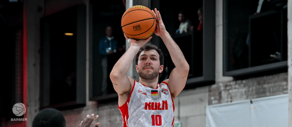 Basketballspieler der RheinStars Köln wirft Ball aus der Distanz.