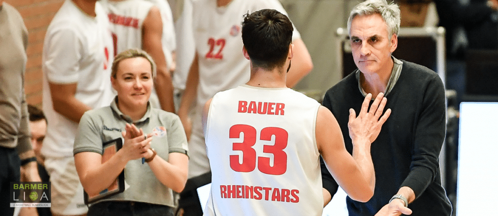 Coach spricht mit Spieler Bauer 33 der RheinStars Köln während eines Spiels.