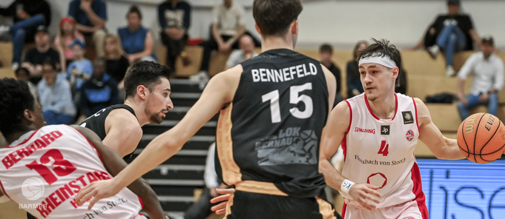 Basketballspiel der RheinStars Köln gegen Bennefeld in einer Sporthalle mit Zuschauern.