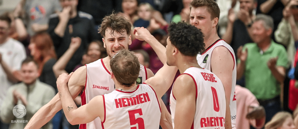 Basketballspieler der RheinStars Köln jubeln zusammen auf dem Spielfeld.