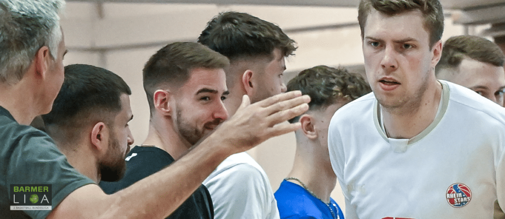 Spieler der RheinStars Köln besprechen sich konzentriert während einer Trainingseinheit in der Halle.