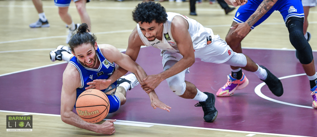 Zwei Basketballspieler kämpfen um den Ball während eines Spiels der RheinStars Köln.