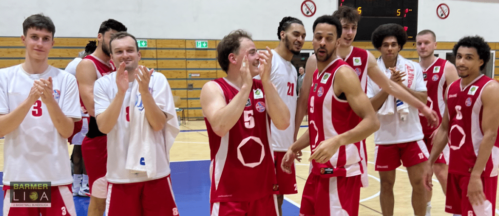 Basketballmannschaft RheinStars Köln applaudiert in der Sporthalle.