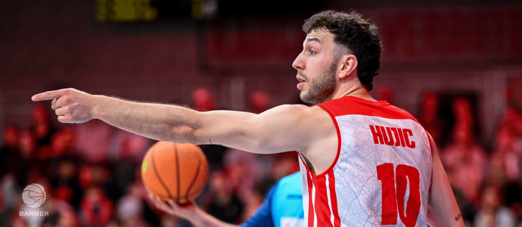 Basketballspieler der RheinStars Köln mit Nummer 10 deutet während eines Spiels.