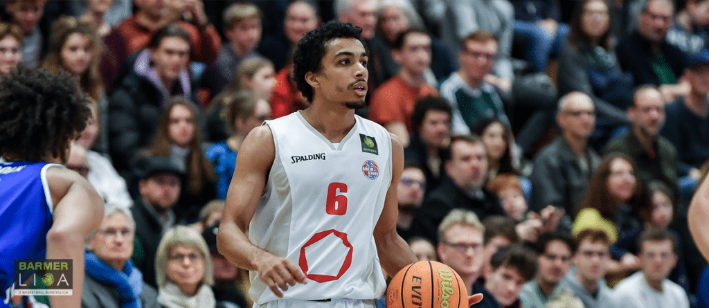 Basketballspieler der RheinStars Köln mit Nummer 6 dribbelt den Ball.