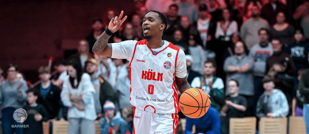 Basketballspieler der RheinStars Köln mit Nummer 0 dribbelt vor Publikum.