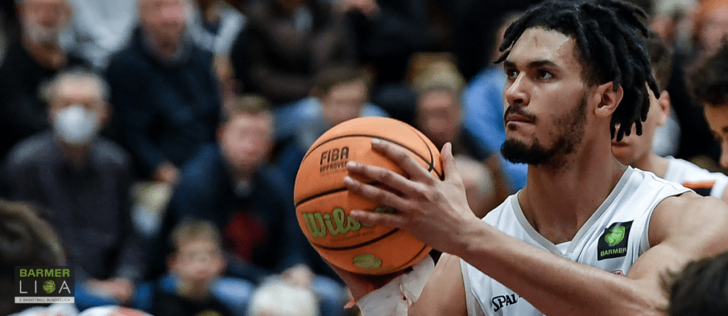 Basketballspieler der RheinStars Köln hält einen Wilson-Basketball während eines Spiels.