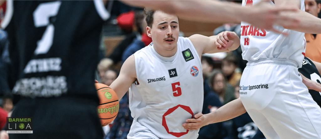 Basketballspieler der RheinStars Köln mit Nummer 5 dribbelt mit Ball während eines Spiels.