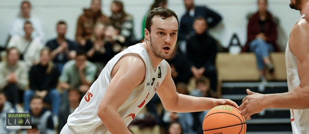 Basketballspieler der RheinStars Köln mit Ball während eines Heimspiels.