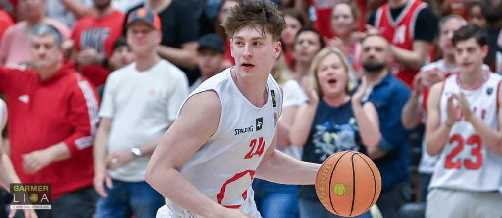 Basketballspieler der RheinStars Köln mit Nummer 24 dribbelt den Ball während eines Heimspiels.