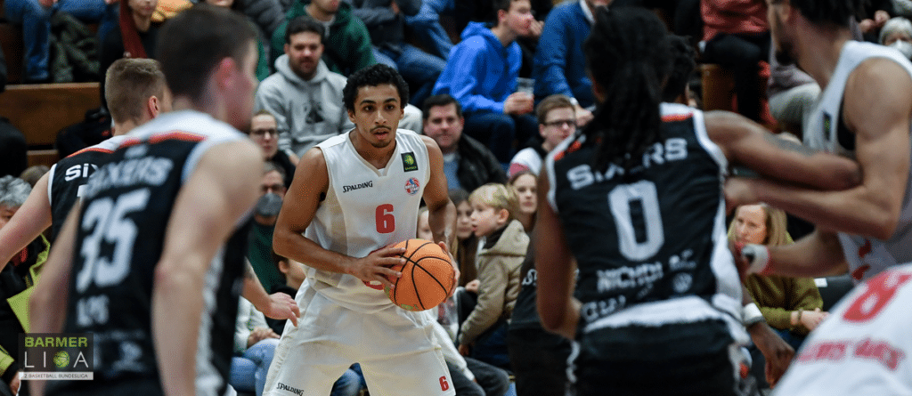 Basketballspieler der RheinStars Köln mit Nummer 6 dribbelt den Ball während eines Heimspiels.