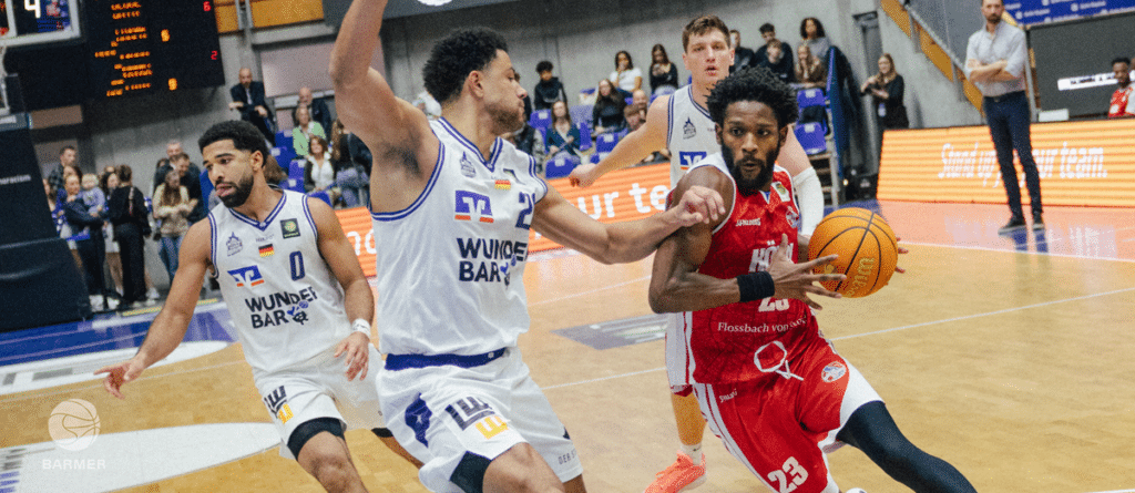 Basketballspiel: RheinStars-Spieler in Rot gegen Wunder Bar in Weiß-Blau.