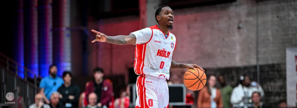 Basketballspieler der RheinStars Köln mit Nummer 0 dribbelt und gestikuliert während eines Spiels.