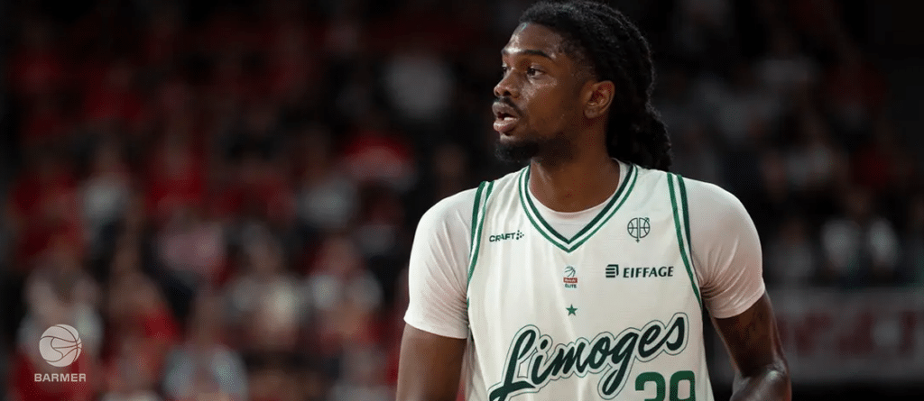 Basketballspieler der Limoges CSP in weißem Trikot während eines Spiels.