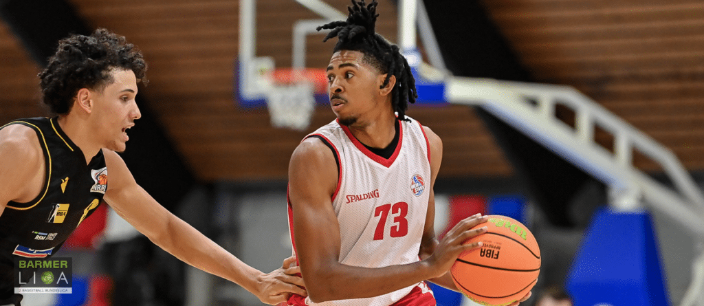 Basketballspieler der RheinStars Köln mit Nummer 73 dribbelt während eines Spiels.