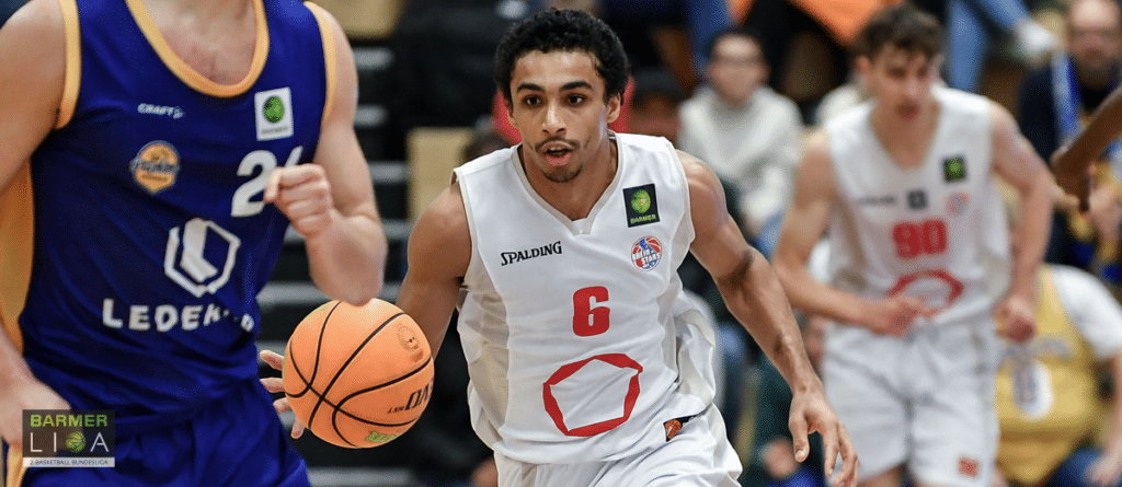 Basketballspieler der RheinStars Köln in weißem Trikot Nummer 6 dribbelt den Ball.