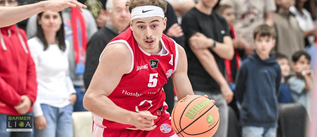 Basketballspieler der RheinStars Köln mit Nummer 5 dribbelt den Ball während eines Heimspiels.