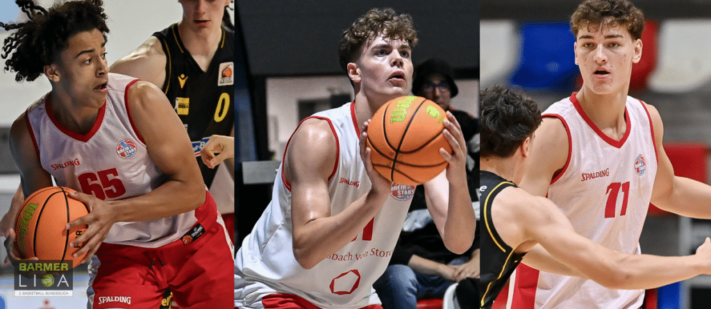 Vier Basketballspieler der RheinStars Köln in roten und weißen Trikots während eines Spiels.
